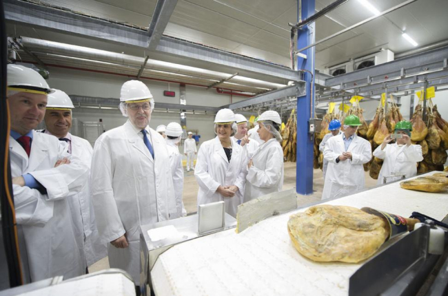 Mariano Rajoy junto a la ministra de Empleo y Seguridad Social, Fátima Báñez, durante su visita a la fábrica de Navidul (Campofrío) en Burgos.-ISRAEL L. MURILLO