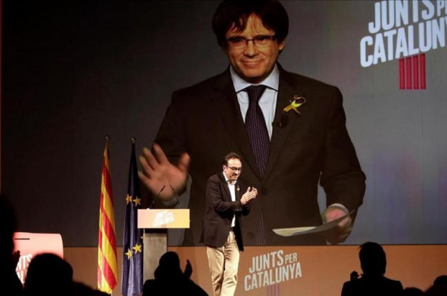 Puigdemont interviene por videoconferencia en el acto de este domingo de JxCat en Mollerussa.-SUSANNA SAEZ (EFE)