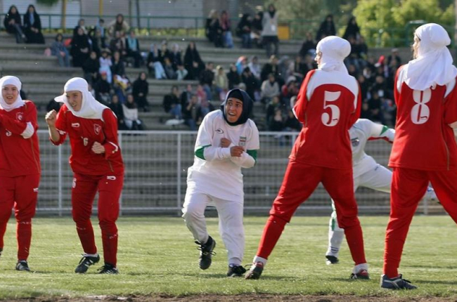 Jugadoras del equipo nacional de fútbol femenino de Irán en un partido en Teherán, en 2006-AFP