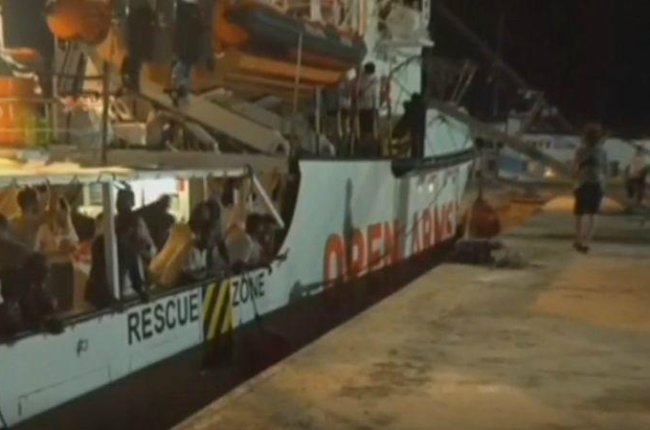 El barco ’Open Arms’ llega a Lampedusa con 83 migrantes a bordo poco antes de la medianoche de este miércoles.-VIDEOTAPE