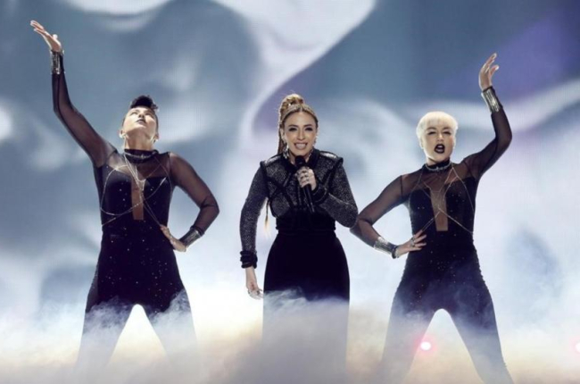 La armenia Artsvik interpreta la cancion 'Fly with me', durante la primera semifinal del festival de Eurovision, en Kíev.-EFE