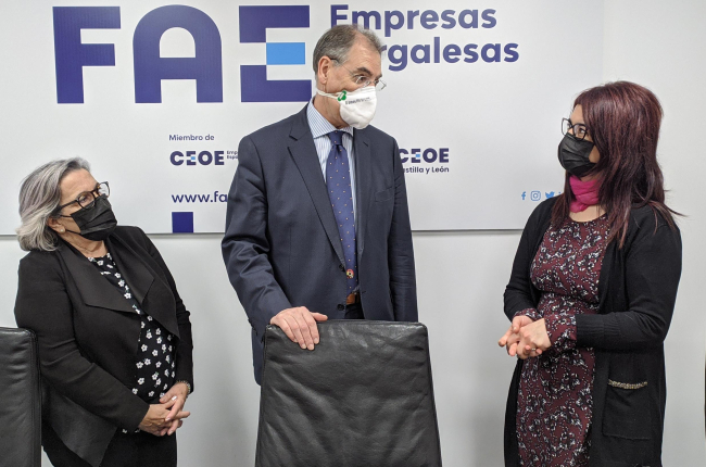 <p>La concejal Rosa Niño y el presidente de FAE, Miguel Ángel Benavente, conversan con Elisa Yerma que ha recibido un negocio de pelucas en el HUBU. SANTI OTERO</p>