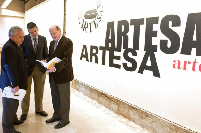 Antonio Bouza (d.) con Santonja (i.) y el edil Diego Fernández Malvido, en la inauguración de la exposición sobre ‘Artesa’ en el Arco de Santa María en febrero de 2010.-R. Ordóñez (ICAL)