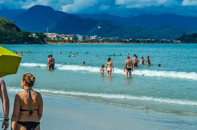 Playa brasileña de Ubatuba, donde los bañistas han conseguido hallar a los padres de un niño perdido.-EL PERIÓDICO