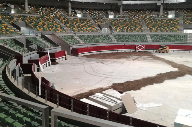 Imagen de los trabajos de colocación de la arena en el Coliseum.-ECB