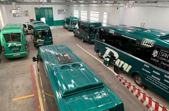 Los autobuses llevan tres meses parados en la que suele ser la época del año de con más viajeros. ECB