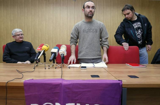 El equipo técnico de Podemos en el salón de actos del edficio de sindicatos.-RAUL G. OCHOA