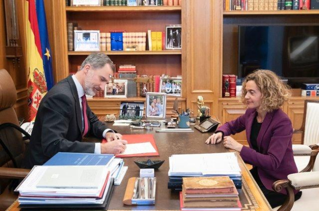 Felipe VI junto con la presidenta del Congreso, Meritxell Batet, en su despacho.-