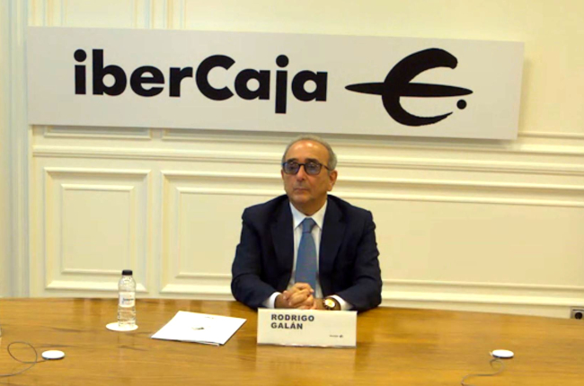Rodrigo Galán, director del Grupo Financiero de Ibercaja, Lili Corredor, directora general de Ibercaja Gestión, y Óscar del Diego, director de Inversiones de Ibercaja Gestión.
