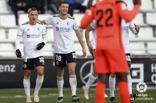 Córdoba felicita a Valcarce tras un gol. LALIGA