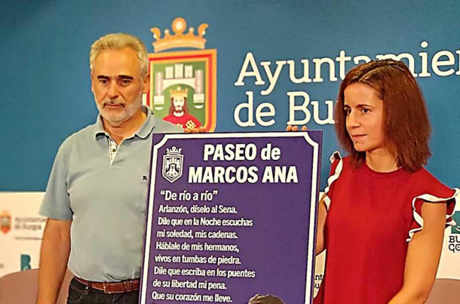 Manjón y De Ara con el poema de Marcos Ana ‘De río a río’.-ECB