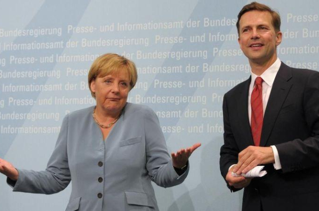 Angela Merkel y el portavoz del Gobierno, Steffen Selbert.-JOHANNES EISELE