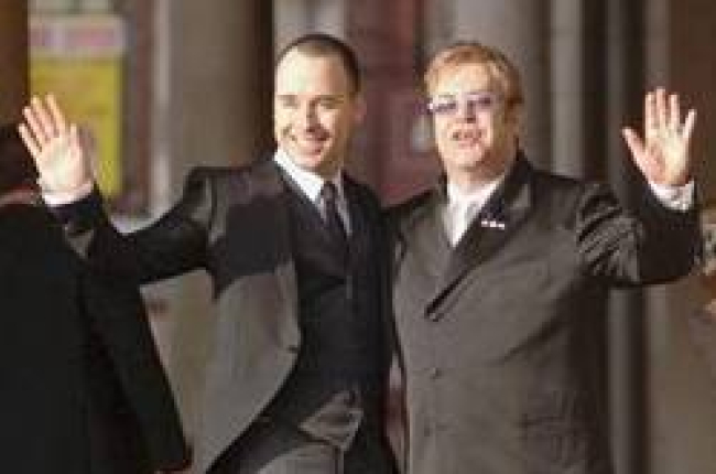 Elton John (derecha) y su pareja, David Furnish, en la ceremonia civil celebrada en el 2005.-Foto: EFE/ Archivo