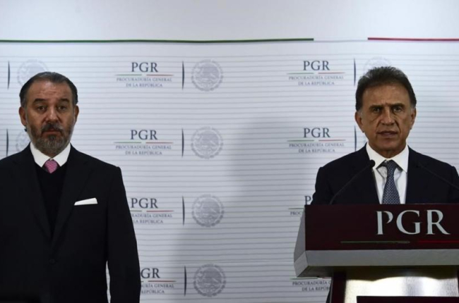 El fiscal general de México, Raúl Cervantes (izquierda) y el gobernador de Veracruz, Miguel Ángel Yunes, el pasado 10 de enero.-EFE / ALEX CRUZ