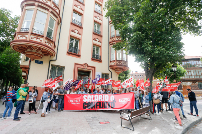 Concentración de los sindicatos frente a la Casa del Empresario de Burgos. SANTI OTERO