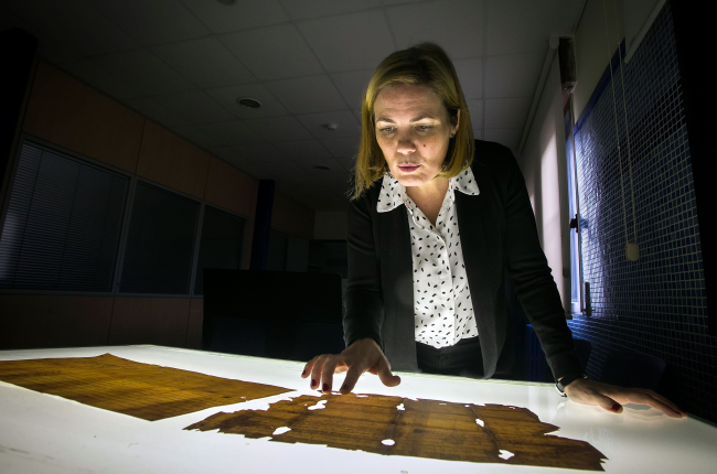 Sonia Serna, investigadora de la UBU experta en paleografía, observa unos documentos medievales. TOMÁS ALONSO