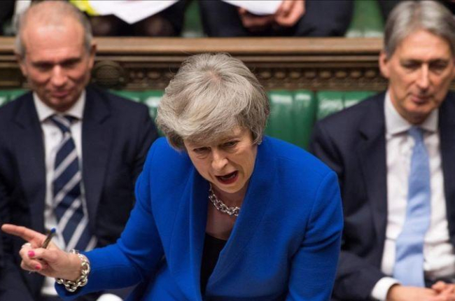 May, durante el debate sobre la moción de censura celebrado contra ella en el Parlamento británico, en la Cámara de los Comunes, este miércoles.-AFP / MARK DUFFY