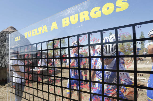Imagen del control de firmas de una etapa de la Vuelta a Burgos de 2019. SANTI OTERO