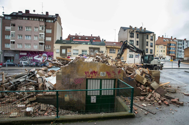 Una pala en pleno proceso de demolición de la casa del aparcamiento de Lavaderos en Gamonal. TOMÁS ALONSO
