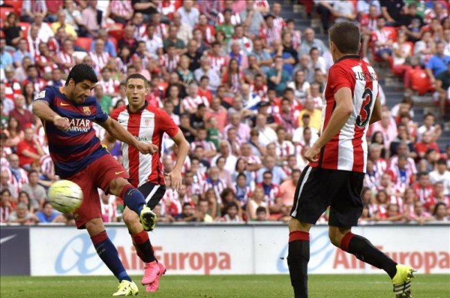 El delantero uruguayo del Barcelona Luis Suárez consigue el primer gol de su equipo en el partido ante el Athletic Club de la primera jornada de la liga en Primera División.-Foto: EL PERIÓDICO