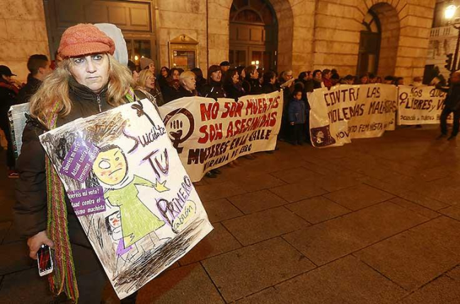 Imagen de una concentración contra la violencia de género en la plaza del Cid.-RAÚL G. OCHOA