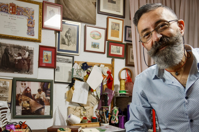 Alfonso Díez trabaja una prenda en el taller de costura que tiene en su domicilio. SANTI OTERO