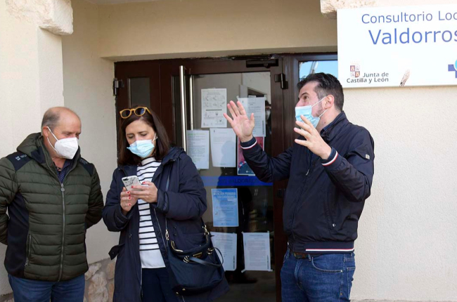 Luis Tudanca (derecha) y Esther Peña en el consultorio local de Valdorros, ayer, junto al alcalde de la localidad. / ICAL