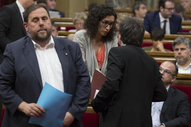 Oriol Junqueras junto a Marta Rovira y Carles Puigdemont durante una sesión de control en el Parlament.-ALBERT BERTRAN