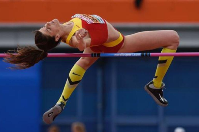 Beitia supera el listón, colocado a 1,98 metros, que le dio ayer en Amsterdam la medalla de oro.-AP / JOHN TYS