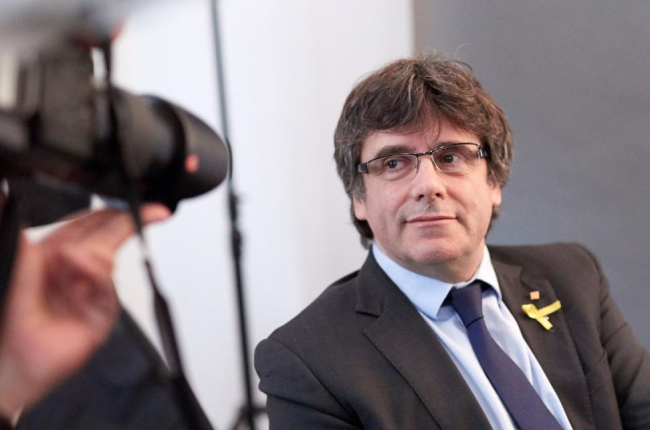 El expresidente de la Generalitat Carles Puigdemont posa para los fotógrafos tras un encuentro con periodistas extranjeros, en Berlín.-/ EFE / HAYOUNG JEON