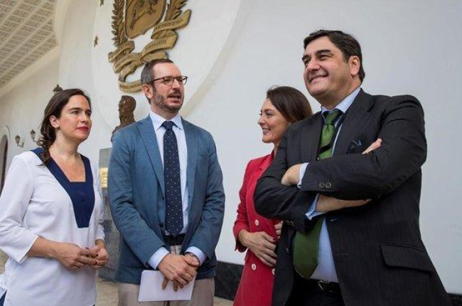 Javier Maroto (2i), José Ignacio Echaniz (d),, Valentina Martínez (2d) y Belén Hoyo (i),  en el Palacio Federal Legislativo de la Asamblea Nacional de Venezuela este martes en Caracas-