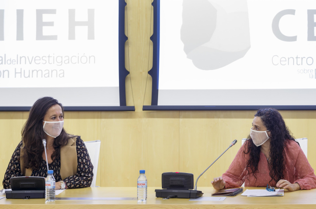 La directora del Cenieh, María Martinón, junto con la directora de Aransbur, Marisol Illana, en la presentación de la XII Semana de la Ciencia del Cenieh. SANTI OTERO