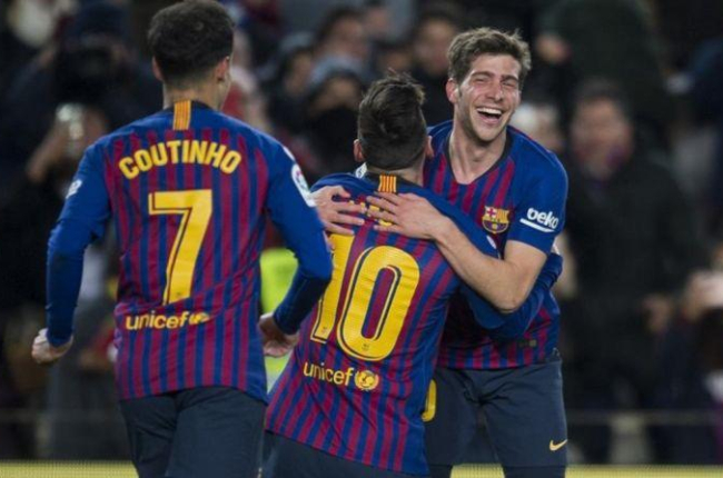 Los jugadores del Barça se abrazan tras el cuarto gol contra el Sevilla en la Copa.-JORDI COTRINA