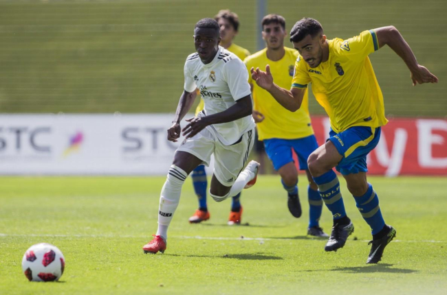 Vinicius conduce el balón en su primer partido con el Real Madrid Castilla-BALDESCA SAMPER