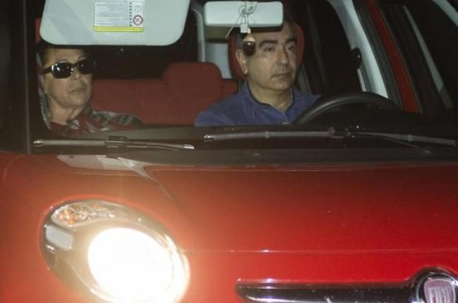 Isabel Pantoja llega en coche con su hermano Agustín a la cárcel de mujeres de Alcala de Guadaíra para pasar la noche tras salir de permiso, el pasado martes 15 de diciembre.-EFE / RAÚL CARO