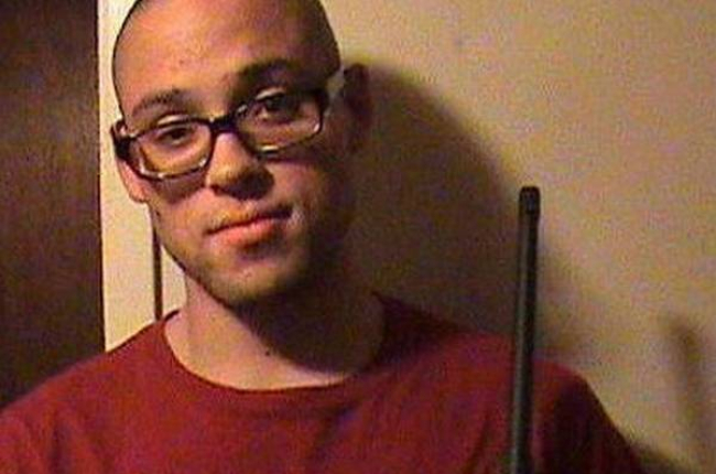 Chris Harper Mercer posa con un rifle, en una imagen colgada en su perfil de Facebook.-