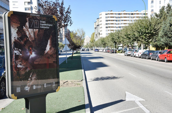 Mupi con una de las fotografías en la avenida de Cantabria. ECB
