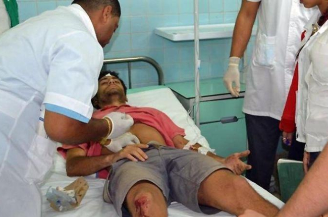 Uno de los heridos en el accidente de tráfico ocurrido en Cuba este jueves, en el que han muerto al menos siete personas.-EFE / LILIBETH ALFONSO / CORTESÍA PERIÓDICO JUVENTUD REBELDE