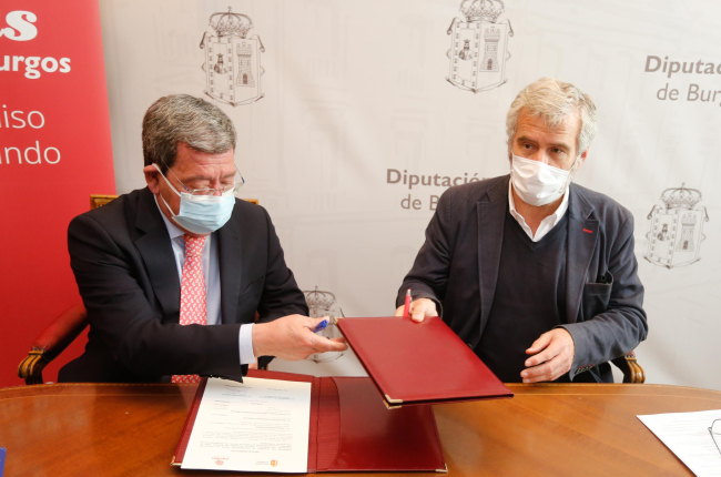 César Rico y Jorge Simón sellan el acuerdo. SANTI OTERO