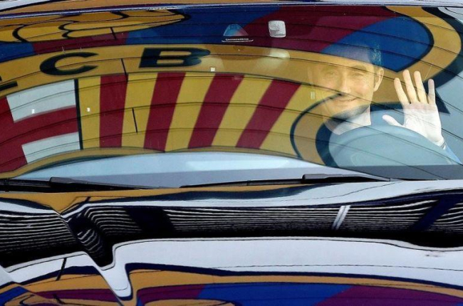 Valverde saliendo este lunes de la ciudad deportiva del Barça tras reunirse con Bartomeu.-EFE / ALEJANDRO GARCÍA