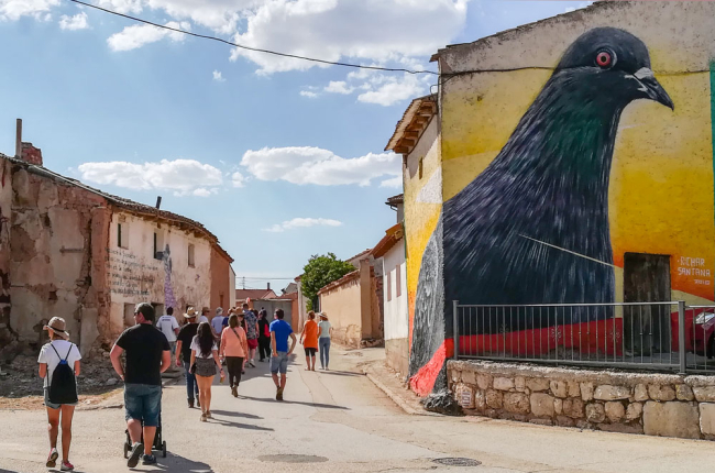 La ruta de los murales, formada por 21 trabajos de distintos artistas, protagoniza paseos guiados durante el festival. M. M.