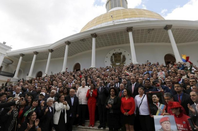 Los miembros de la Asamblea Constituyente posan para la fotografía oficial.-AP / ARIANA CUBILLOS