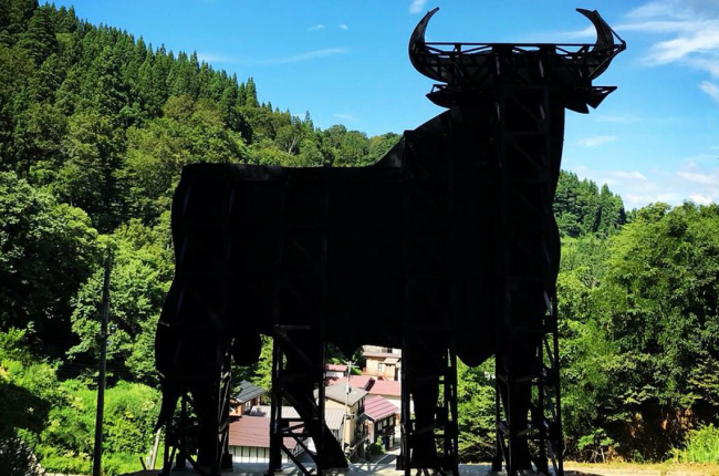 El toro de Osborne construido en Japón por Santiago Sierra /-FLY ME TO THE MOON