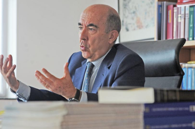 Fernando Puente en el despacho de la notaría Condestable.-ISRAEL L. MURILLO