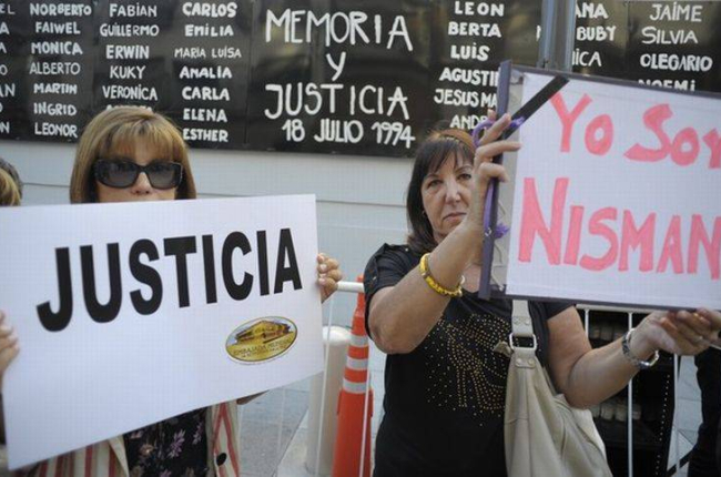 Protestas en Argentina reclamando justicia bajo el eslogan 'Yo soy Nisman', el miércoles en Buenos Aires.-Foto: AFP / ALEJANDRO PAGNI