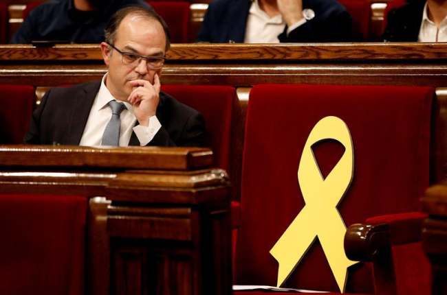 El candidato de Junts per Catalunya (JxCat), Jordi Turull, junto al escaño vacio del diputado encarcelado Jordi Sánchez-EFE/Alberto Estévez