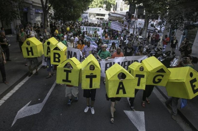 Protesta contra los precios abusivos de los alquileres, en Barcelona, este mes de junio-JOAN CORTADELLAS