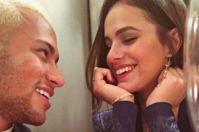 Neymar posa con su novia para Instagram.-INSTAGRAM