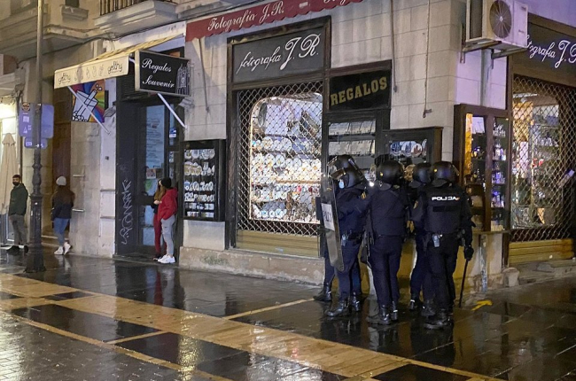 Concentración de jóvenes en el centro de León para protestar por el toque de queda. - ICAL