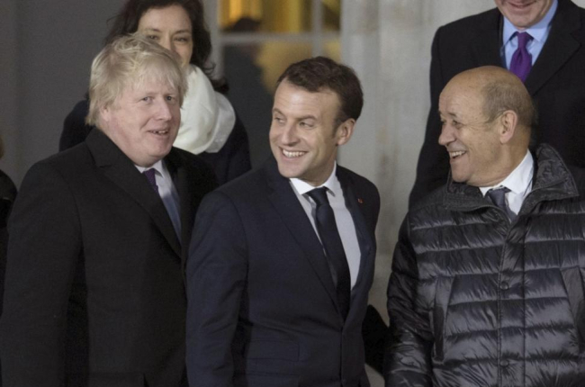 El ministro de Asuntos Exteriores, Boris Johnson, al lado del primer ministro francés, Emmanuel Macron durante la cumbre sobre seguridad, inmigración y cooperación en defensa que ha tenido lugar este jueves en la Real Academia Militar de Sandhurst.  / AP-/ AP STEFAN ROUSSEAU (AP)